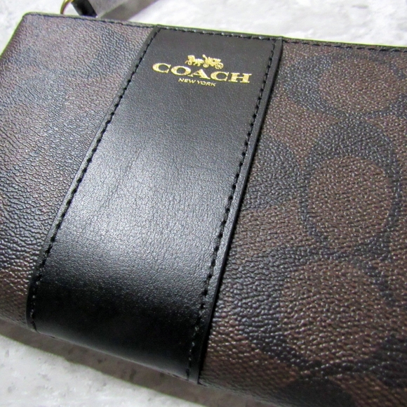 New Coach Wristlet - Picture 6 of 6